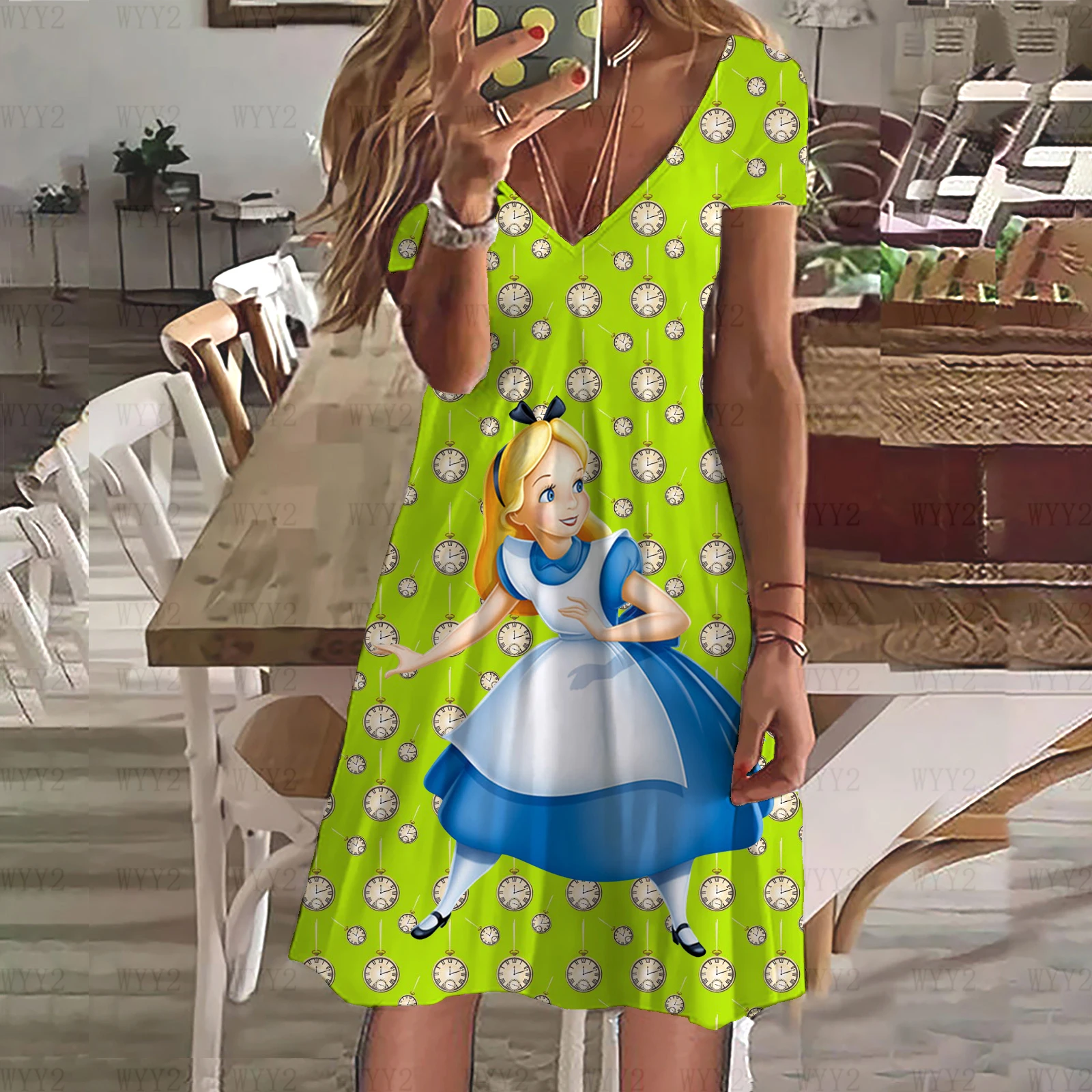 فستان نسائي صيفي فضفاض من قطعة واحدة من Disney Alice in Wonderland مطبوع عليه رسوم كرتونية ورقبة على شكل حرف V مع نمط أنثوي