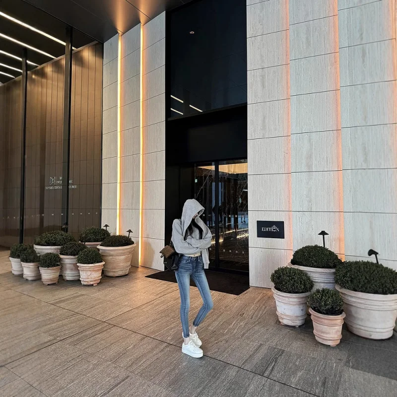 

Retro blue-gray skinny jeans for women2024Korean-style autumn and winter new design, trendy distressed cropped pants