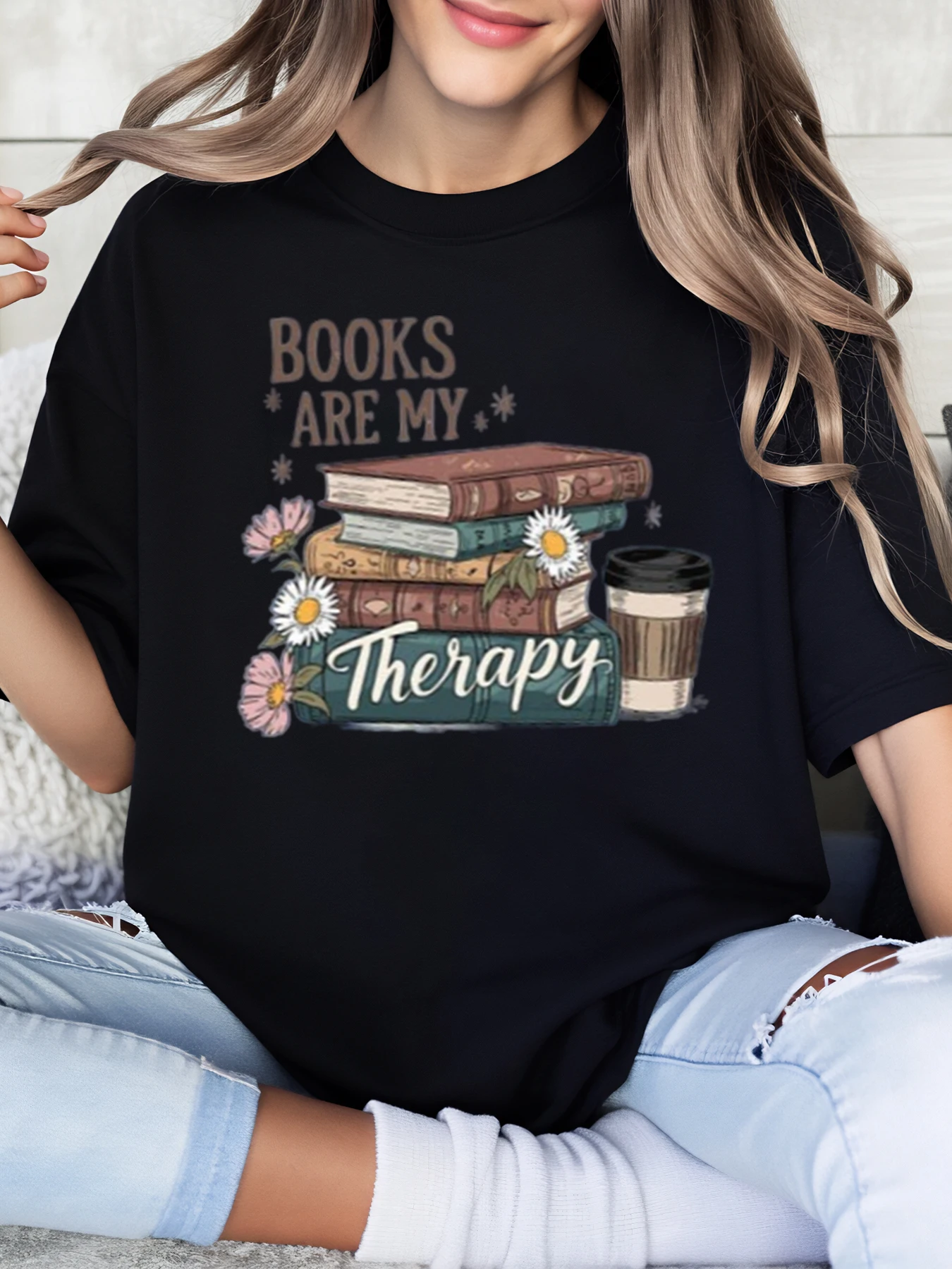 Boeken zijn mijn therapie Stapel van boeken en koffie Bloemenontwerp T-shirt Dames Casual Reading Lounge Wear Zwart Plus-Size