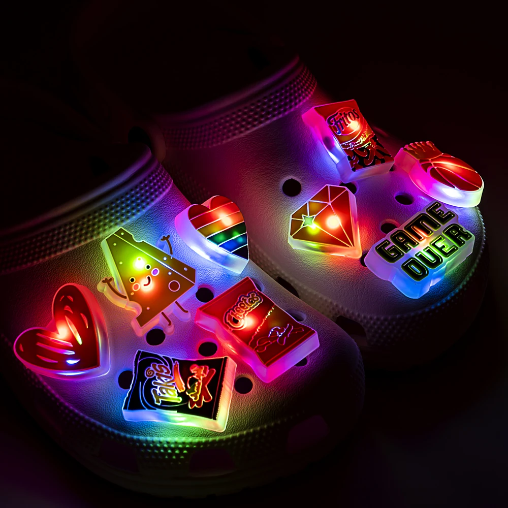 Sandalias LED de aperitivos de México para niños y mujeres, adornos de zapatos, Takis Fritos Cheetos, corazón, perla, accesorios de jardín, 1/9 piezas