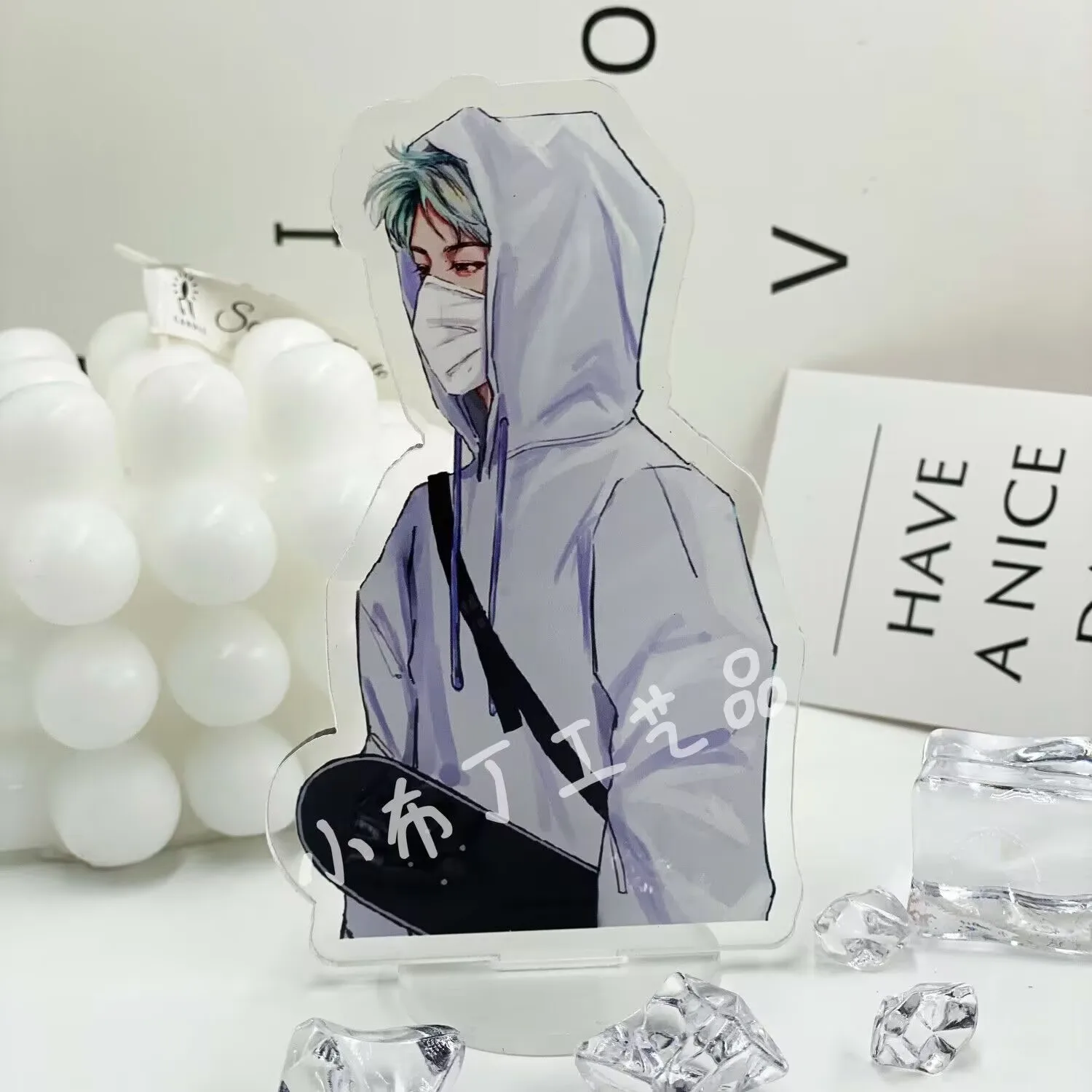 

Звезда Ван Ибо Ло, адаптация комиксов, периферийные стойки, настольные украшения и акриловые подарки для друзей.