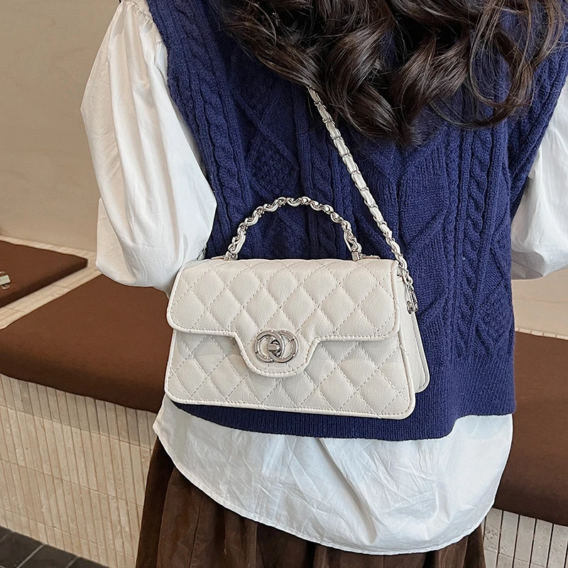 

Просторная женская сумка-тоут с открытым верхом и магнитной застежкой, удобная для ежедневного использования.