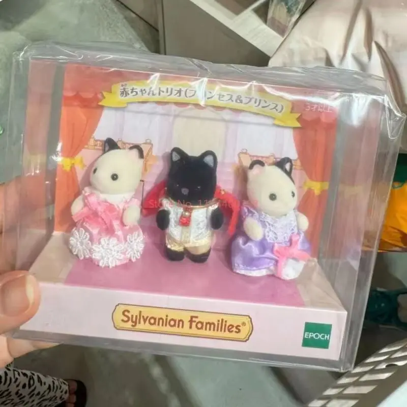 Nuevo conjunto de disfraz de princesa Príncipe de las familias Sylvanian, figura de acción, bonita equipo de tres muñecas, decoración de habitación, acompañamiento de juguete para padres e hijos