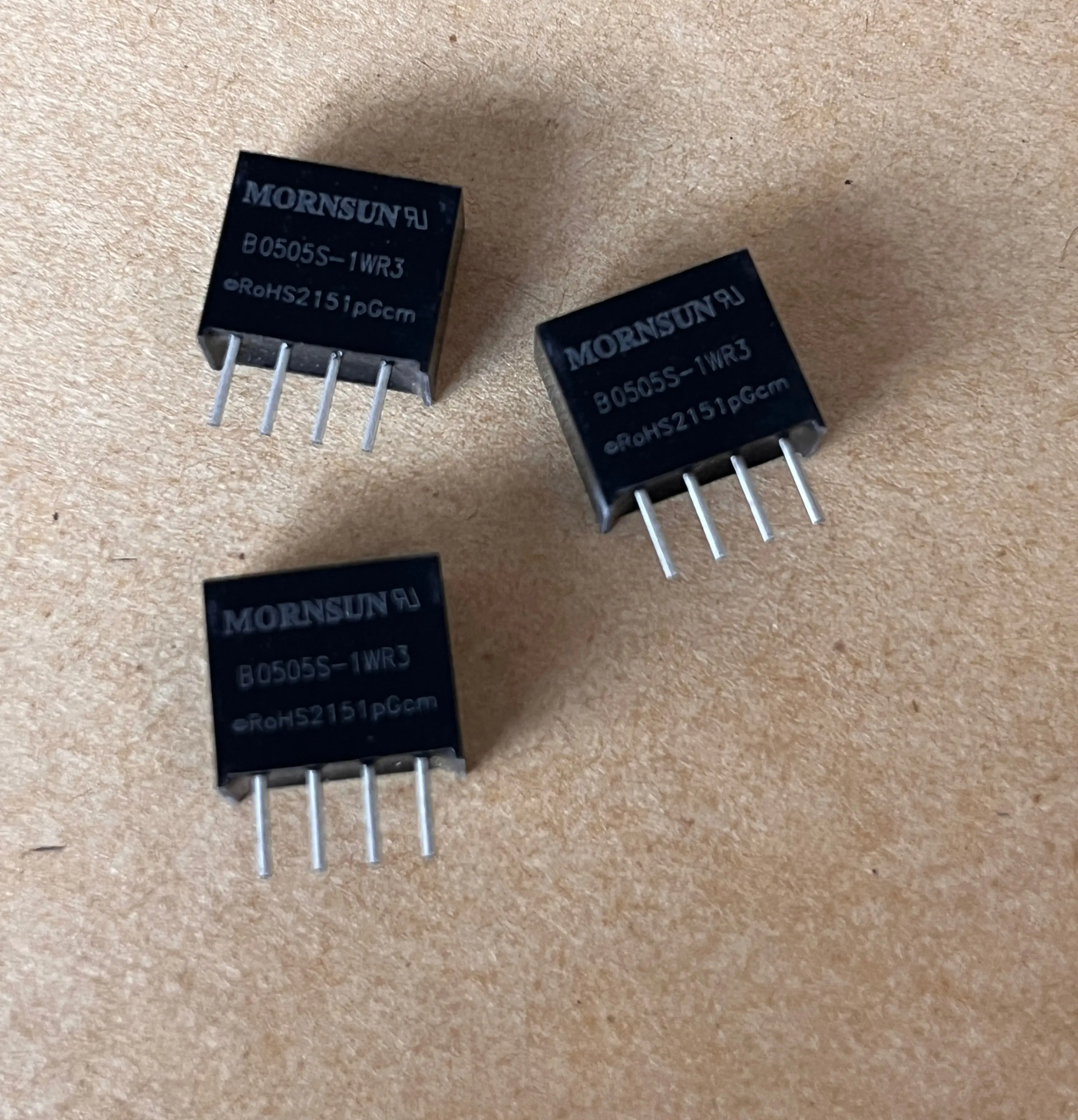 

1W B0505S-1WR3 MORNSUN DC-DC Power Converter 5V TO 5VDC Miniature Step-Down Switching Disconnector Module