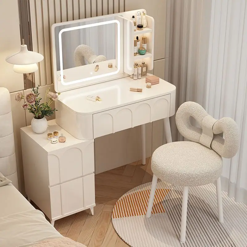 ريح كريمية، خزانة ملابس، غرفة نوم، شقة صغيرة حديثة وبسيطة