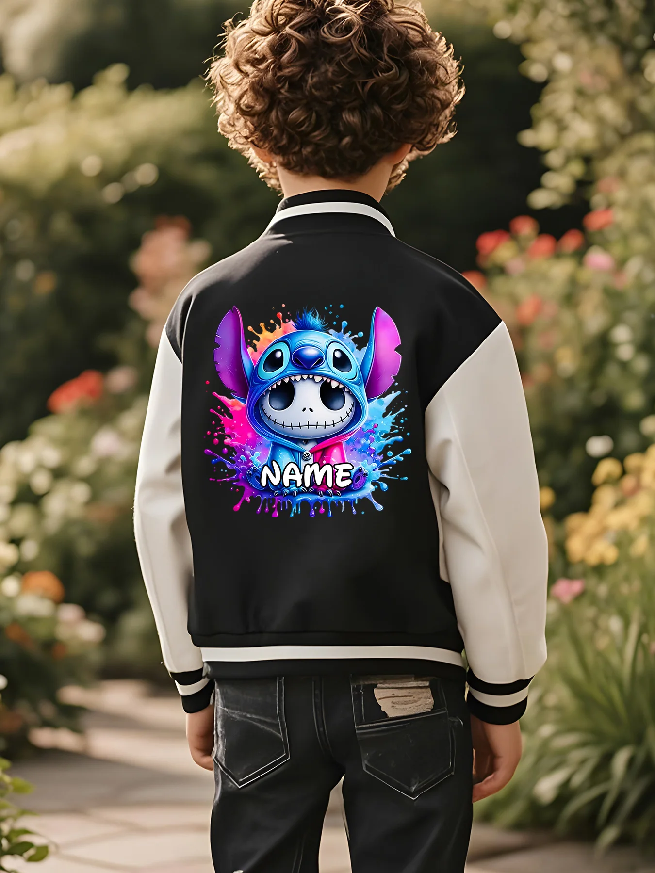 سترة البيسبول MINISO Disney's Stitch Boys - Stitch تتضمن عناصرًا فريدة لإنشاء مظهرًا فريدًا وعصريًا. الأسود