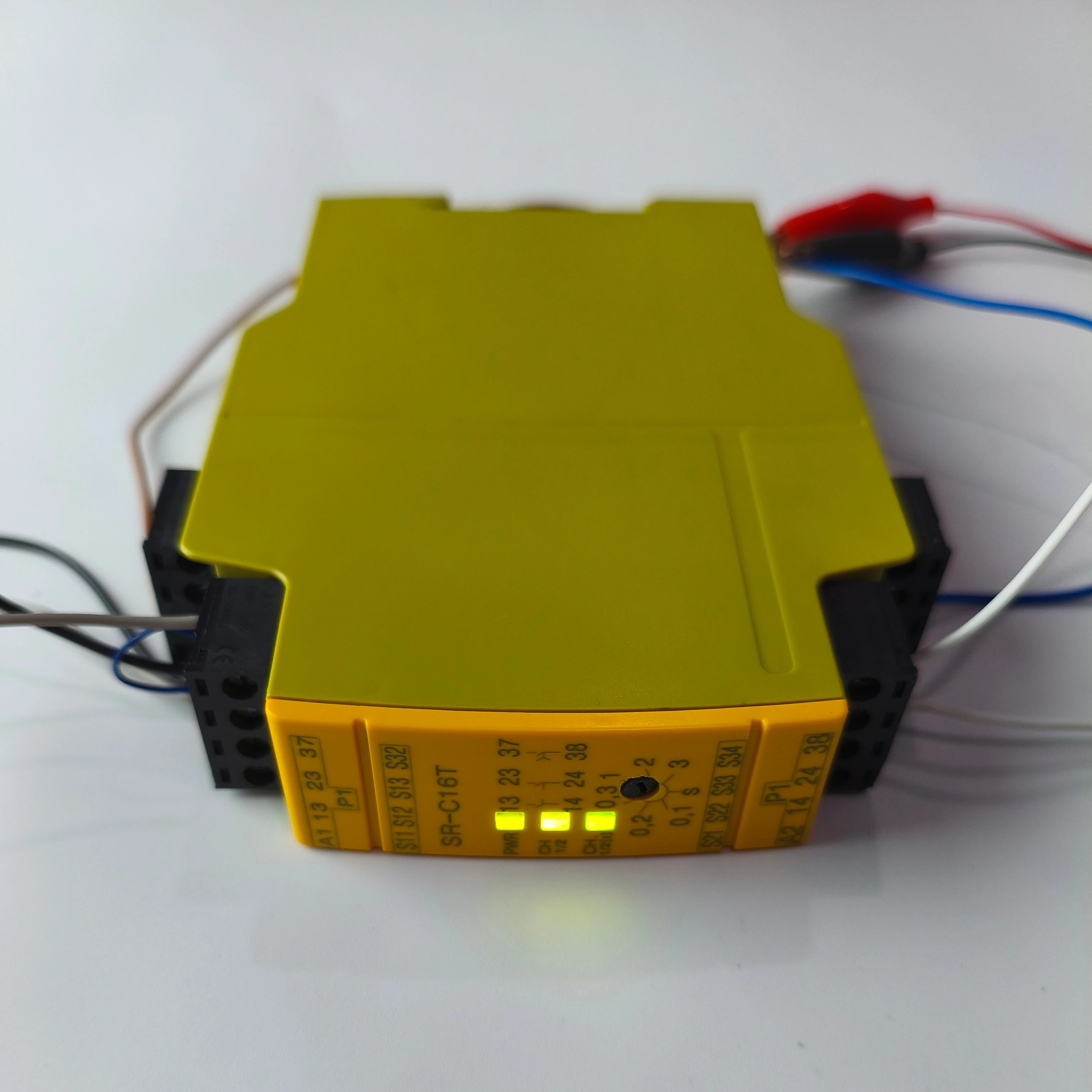 Sakady Safety Relay SR-E16P Series 24-240VAC/DC 100M Input Resistance Light Curtain Emergency Stop & Door Switch