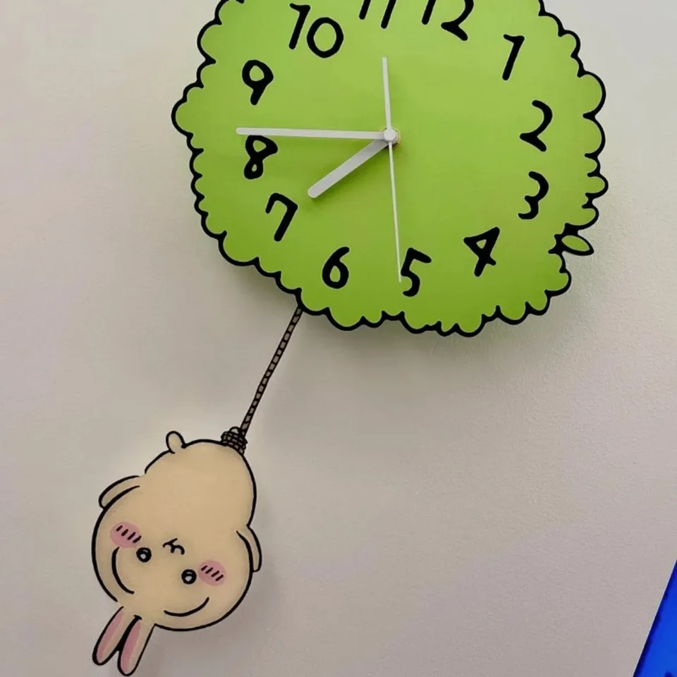 かわいいチーカワのうさぎのアクリル製壁掛け時計。高品質で、お部屋の
