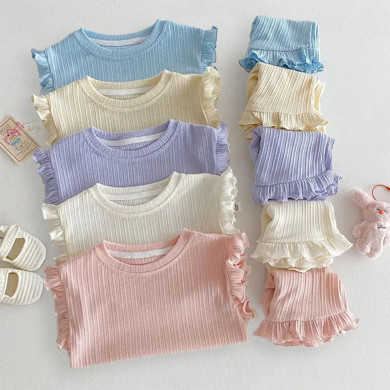 

Корейская версия, однотонный удобный костюм для маленьких девочек, комплект из 2 предметов, летний хлопковый топ с короткими рукавами и шортами с рюшами для маленьких девочек