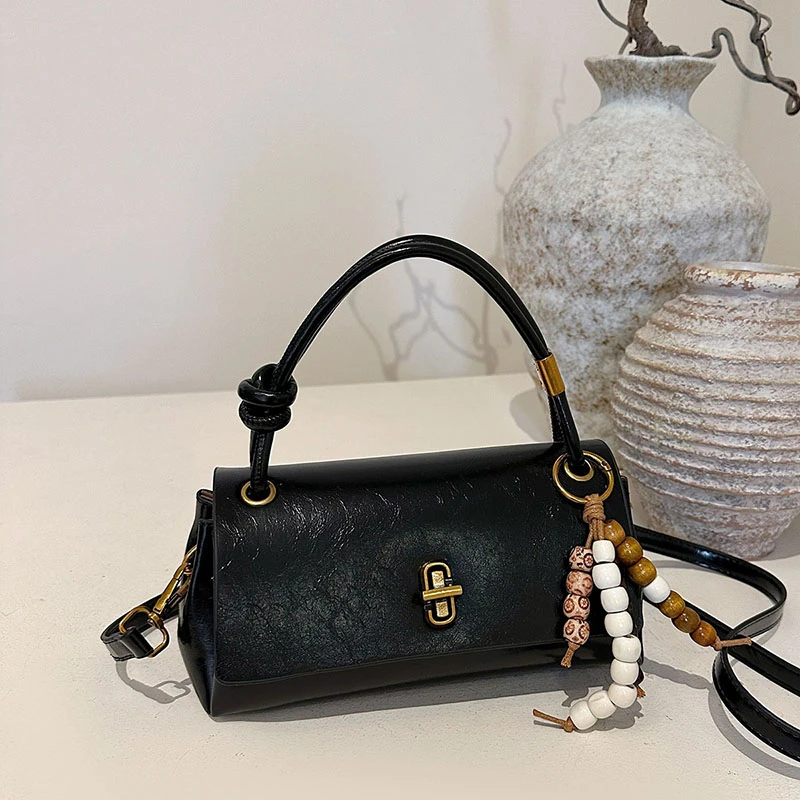 

Trendy Fashionable Messenger Bag For Women With Crossbody Function Letter Logo Detail And Solid Color