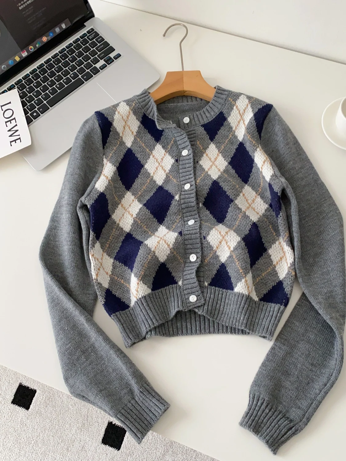 Sweter damski w stylu preppy, długi, dzianinowy, rozpinany, modny, z wzorem w romby, jesienne okrycie wierzchnie.