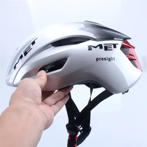 Casco de ciclismo MET Manta Rresight para hombre en color negro sobre fondo neutro