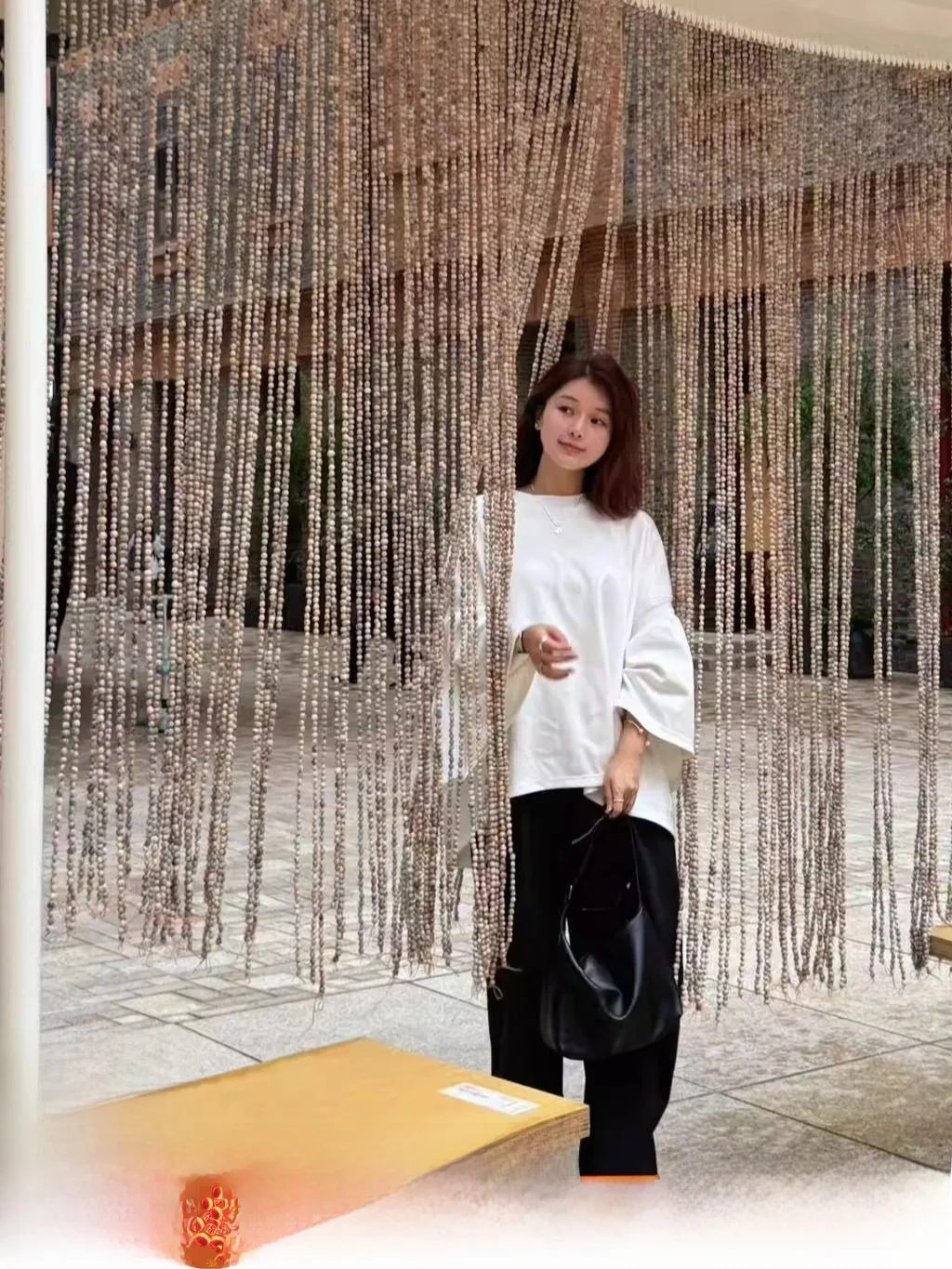 

Свободные брюки из хлопка и льна с широкими штанинами, украшенные жемчугом, и шифоновая рубашка в корейском стиле с длинными рукавами, защитой от УФ-излучения и воротником.