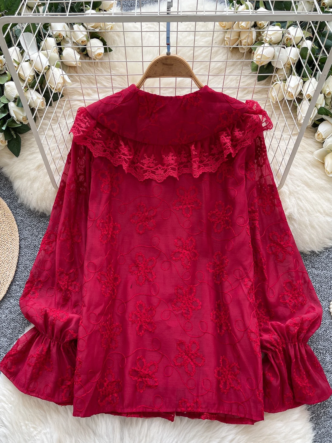 Długa bluzka z koronkowym kołnierzykiem, letni wzór, bogato haftowana, kołnierzyk typu doll collar, koreański styl, luźny krój, do pracy.