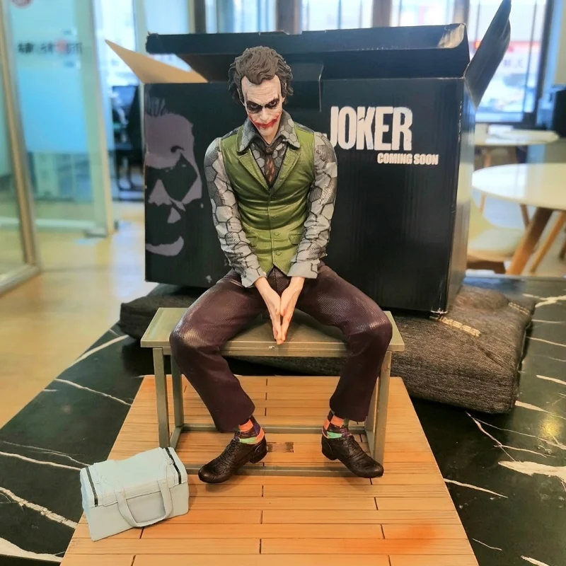 Joker palhaço sentado carro boneca, pingente de teto traseiro, ornamentos exteriores, figuras do anime, presentes brinquedos, Heath quente, novo, 2024