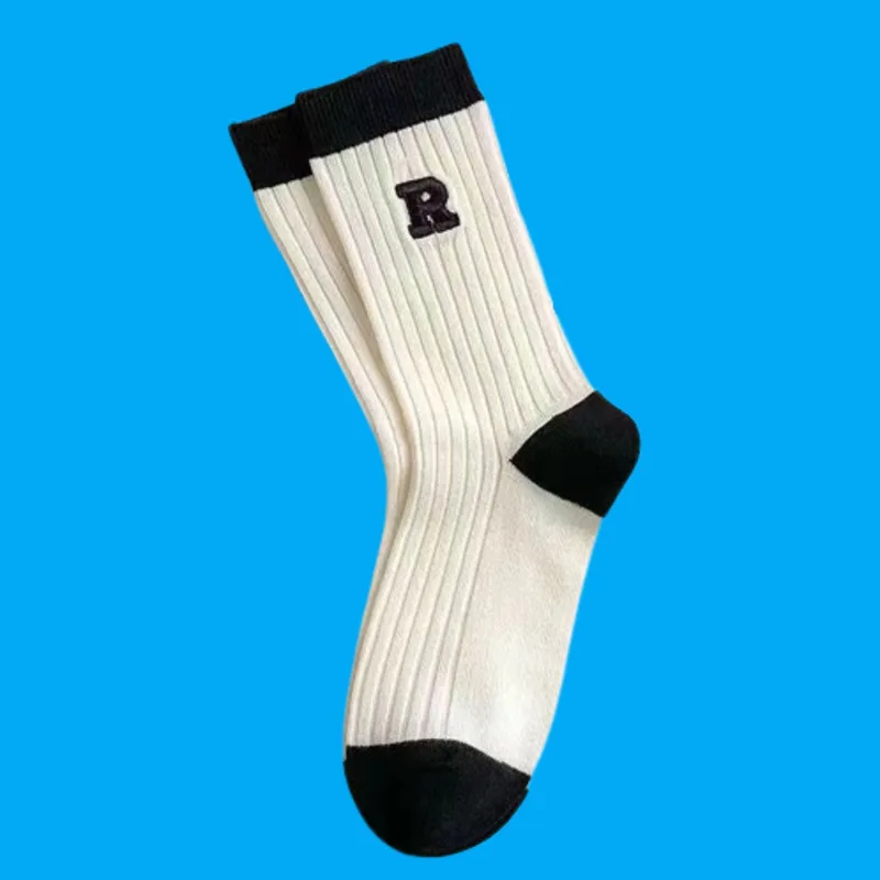 Chaussettes de sport rayées à lettres pour femmes, chaussettes athlétiques pour étudiants, chaussettes carillon assorties, tube moyen, noir et blanc, 5/10 paires