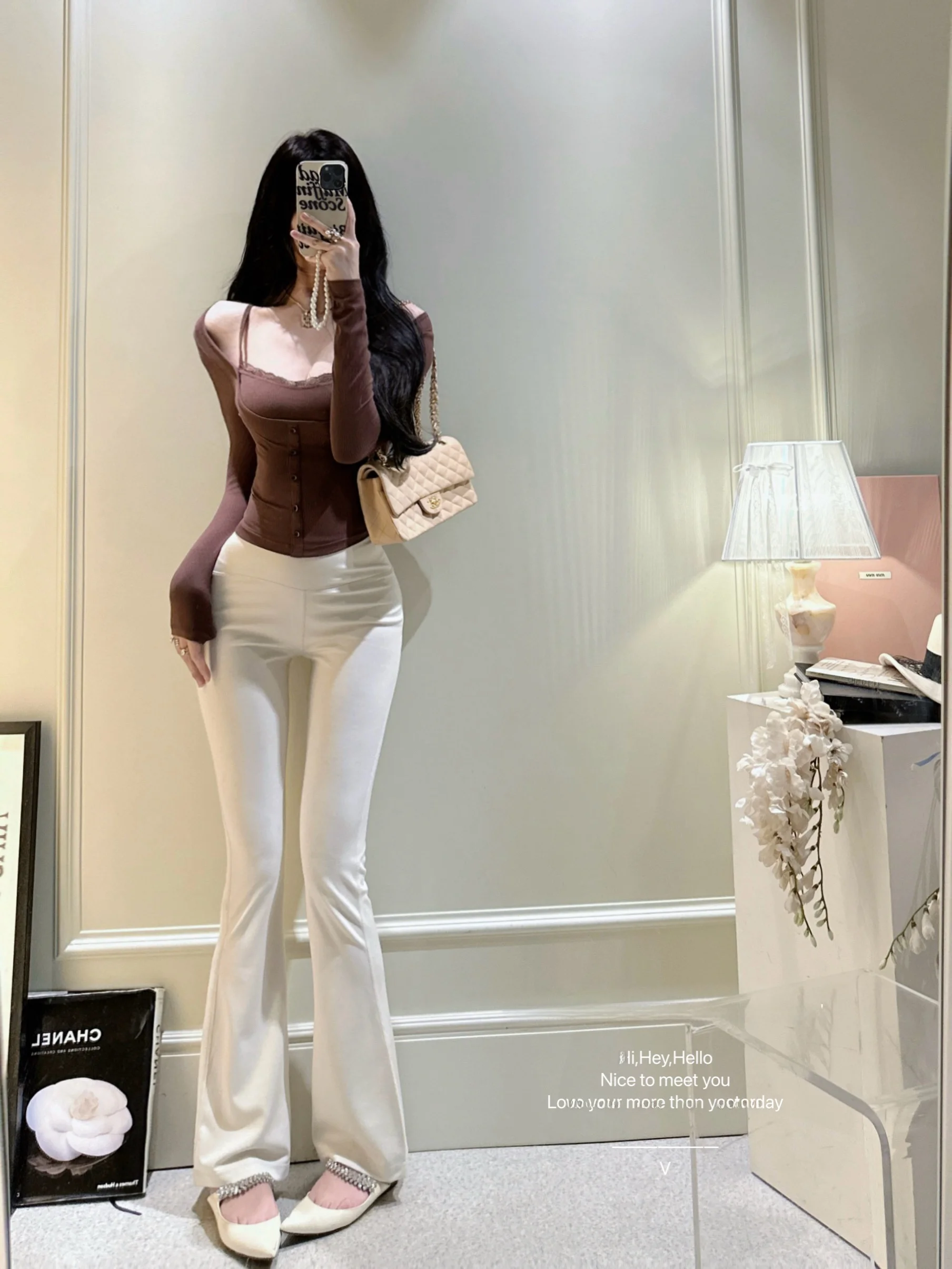 

Белый комплект из двух предметов: кружевной топ с эффектом иллюзии и утягивающие брюки-палаццо для женщин