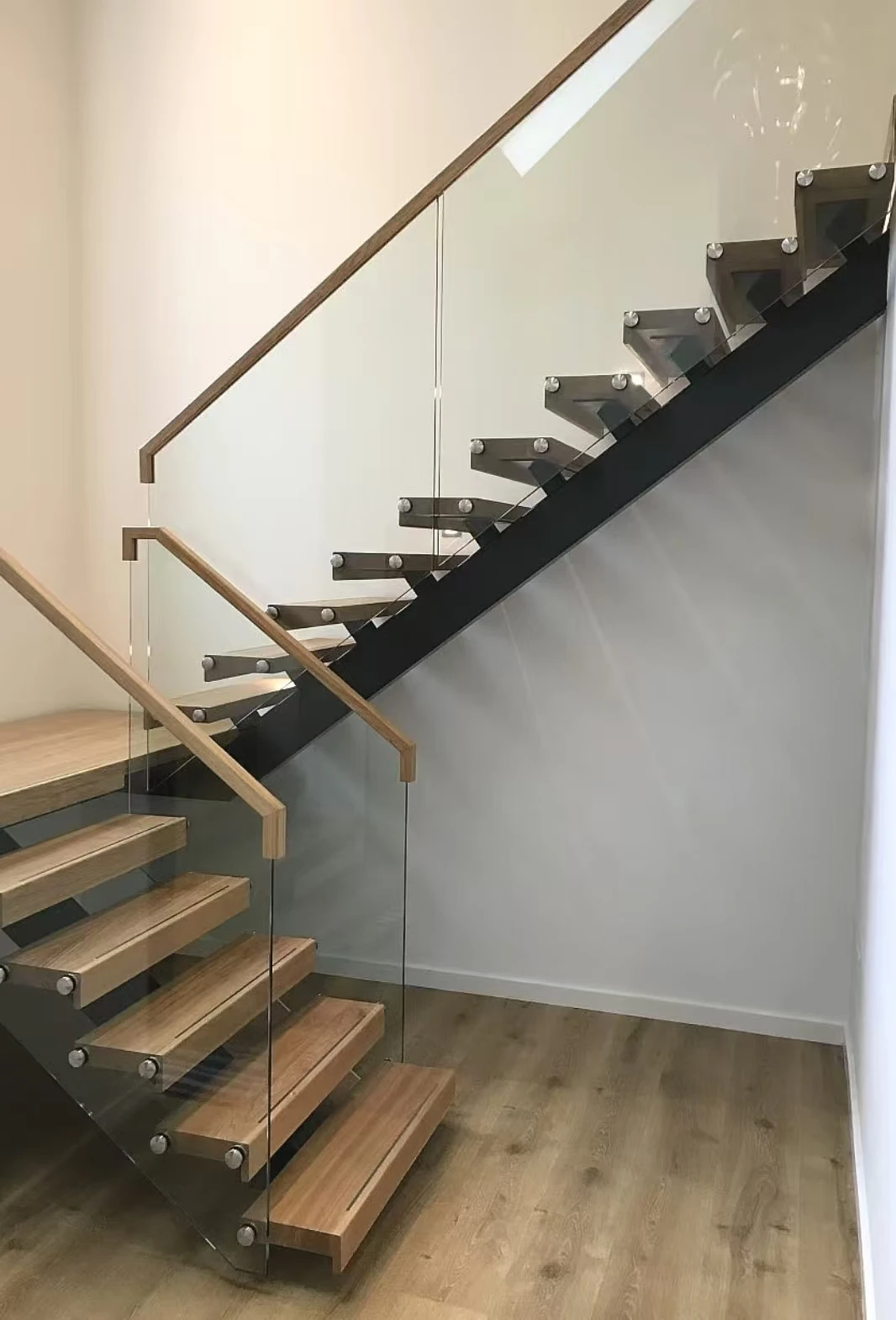 맞춤형 내구성 있는 플로팅 계단 키트 설치가 쉬운 나무 유리 계단 거실 식당 호텔 빌라 산업용