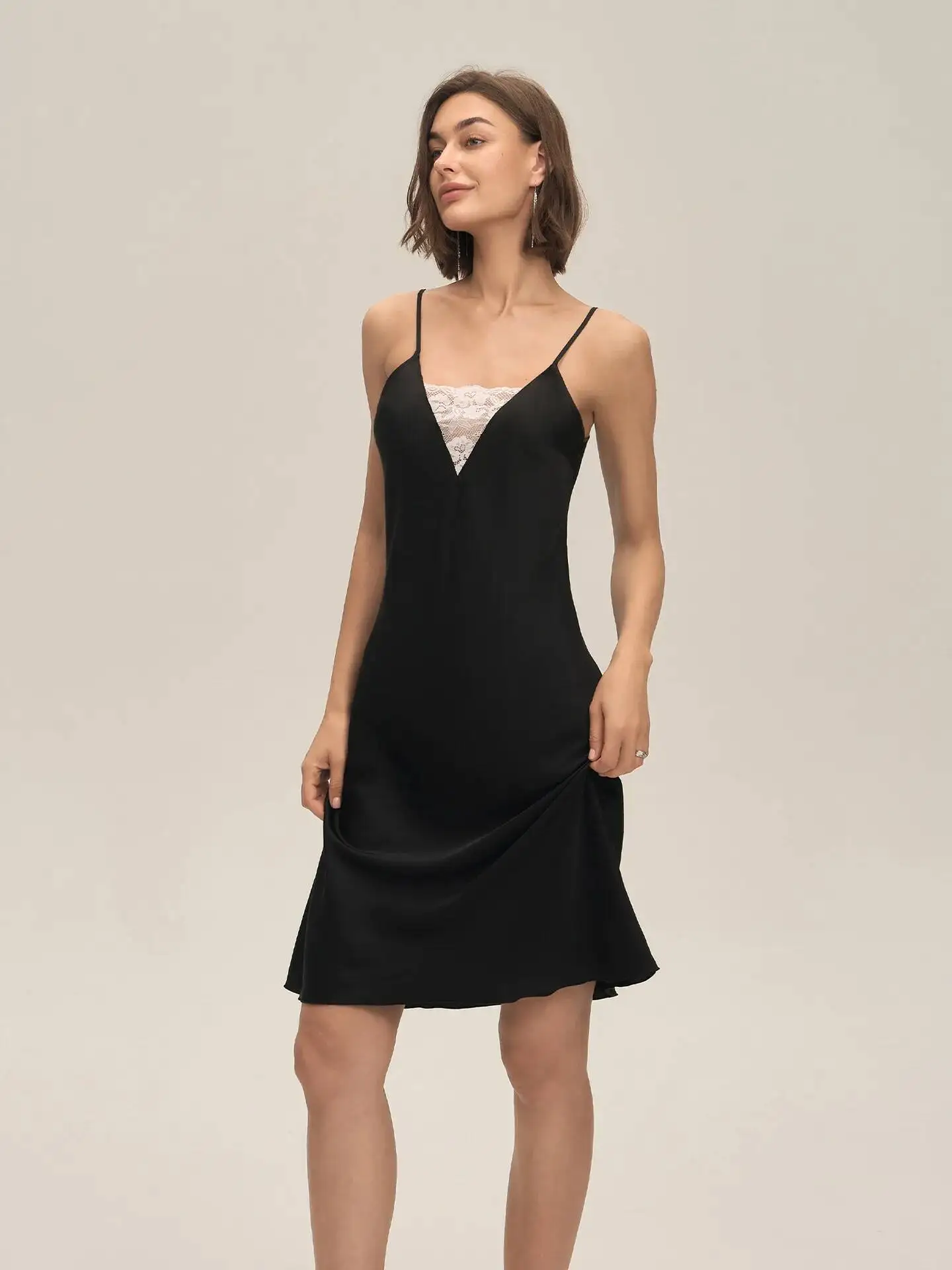 新しい女性の夏のパジャマサテンシフォンホームウェア胸レースパッチワークセクシーなストラップバックレスソリッドカラーミニドレスチャーミング T4PD