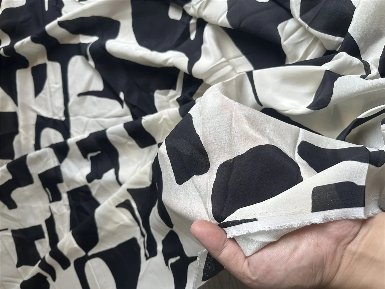 1 meter 100% Mulberry Silk 16 momme Crepe Silk Fabric White Black Geometry Printed 135cm 53