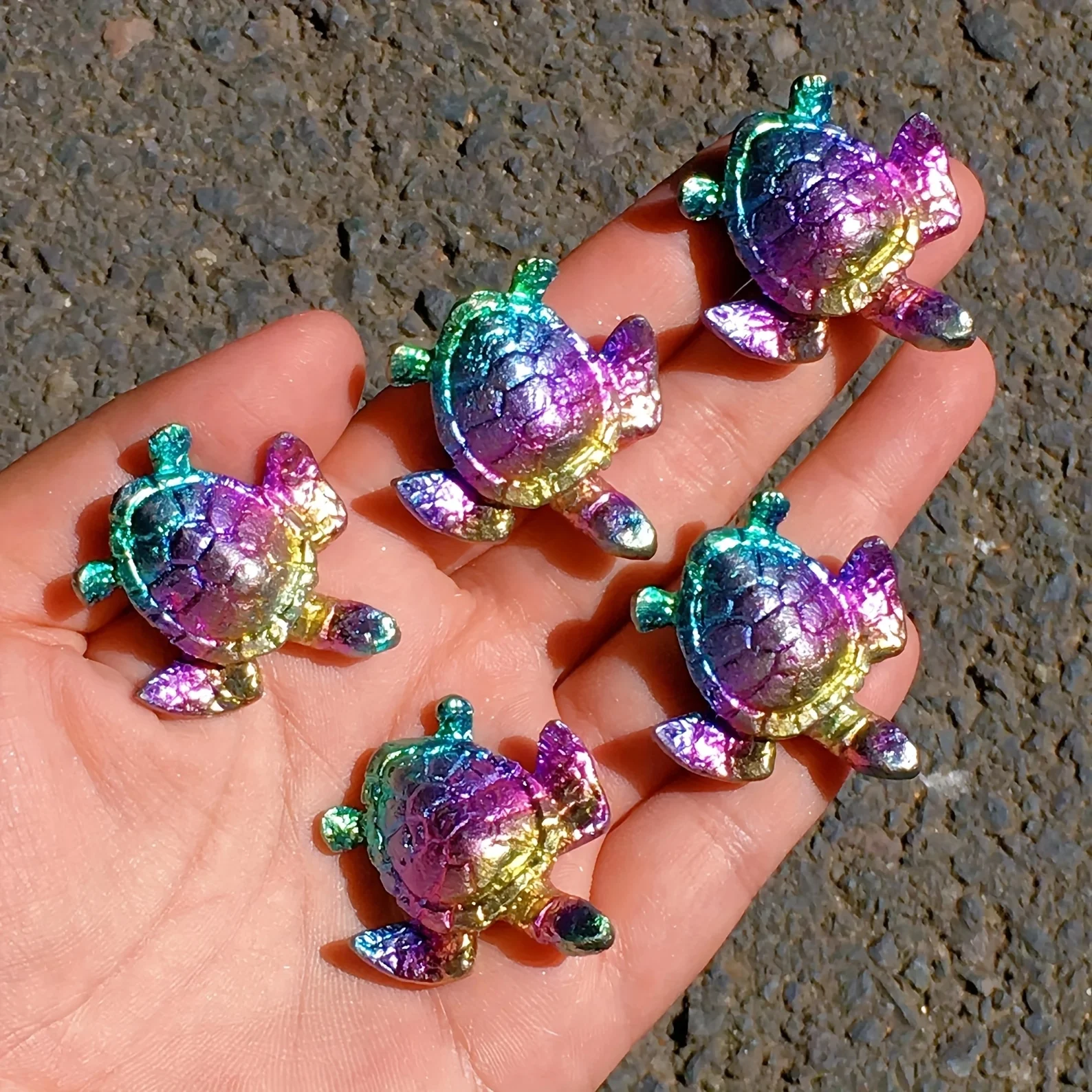 Tortuga marina de mineral de bismuto arcoíris de titanio, tortuga de cristal hecha a mano con colores iridiscentes vibrantes, joyería de tortuga, 1 ud.