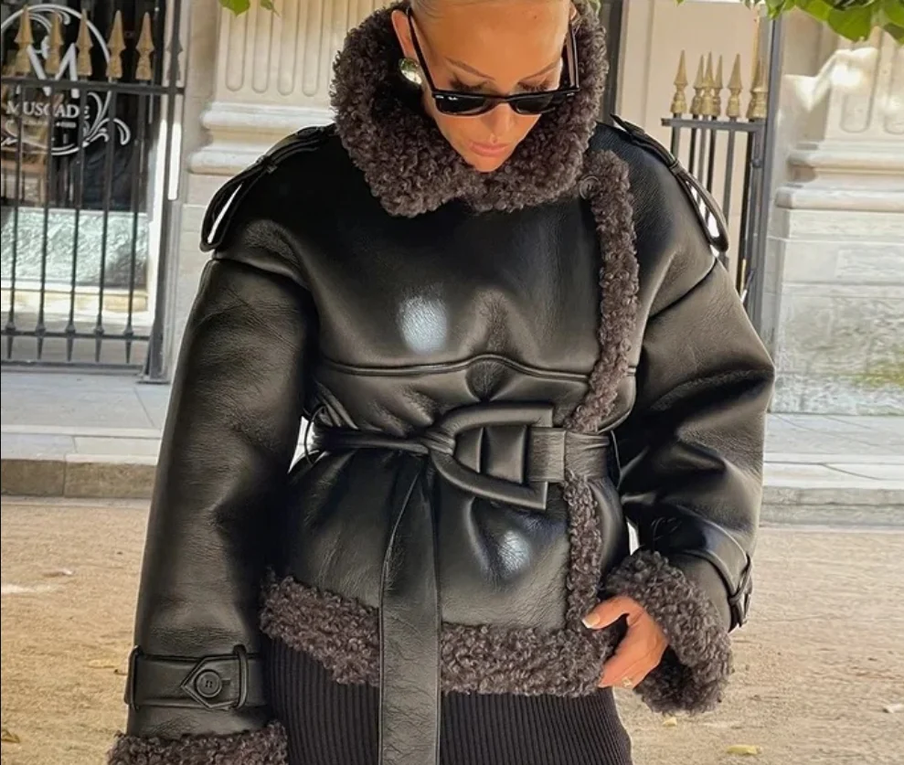 2025 nuevas chaquetas de cuero gruesas y cálidas con empalme de piel para mujer, abrigos recortados con cinturón de solapa grande a la moda, ropa de calle alta para invierno