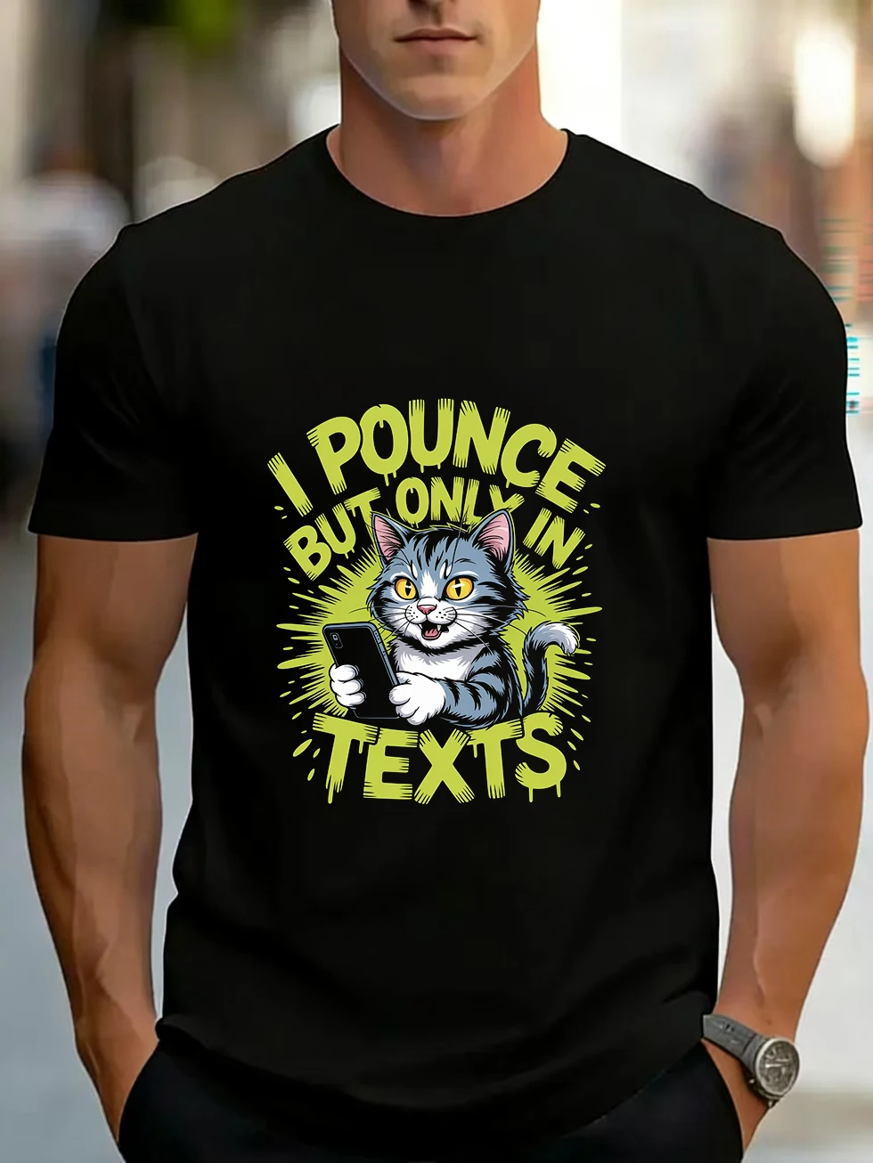 Camiseta de manga corta para hombre, diseño de gato jugando con un teléfono móvil, texto verde y amarillo, estilo de dibujos animados, fuente energética, estilo a juego para parejas, algodón puro