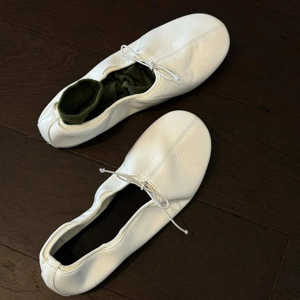 mocassini-da-donna-con-punta-arrotondata-suola-bassa-design-elegante-in-pelle-lucida-modello-slip-on-perfetti-per-un-look-casual-da-indossare-tutti-i-giorni-per-la-vita-quotidiana-per-l’ufficio-o-per-camminare