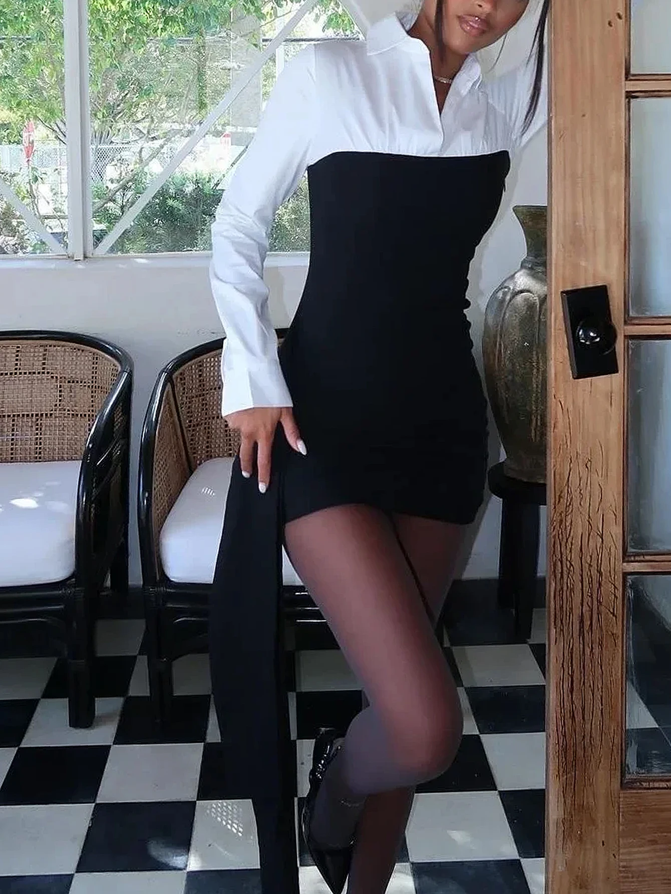 Mini abito aderente da donna elegante con colletto a camicia a maniche lunghe in colore a contrasto per appuntamenti autunnali