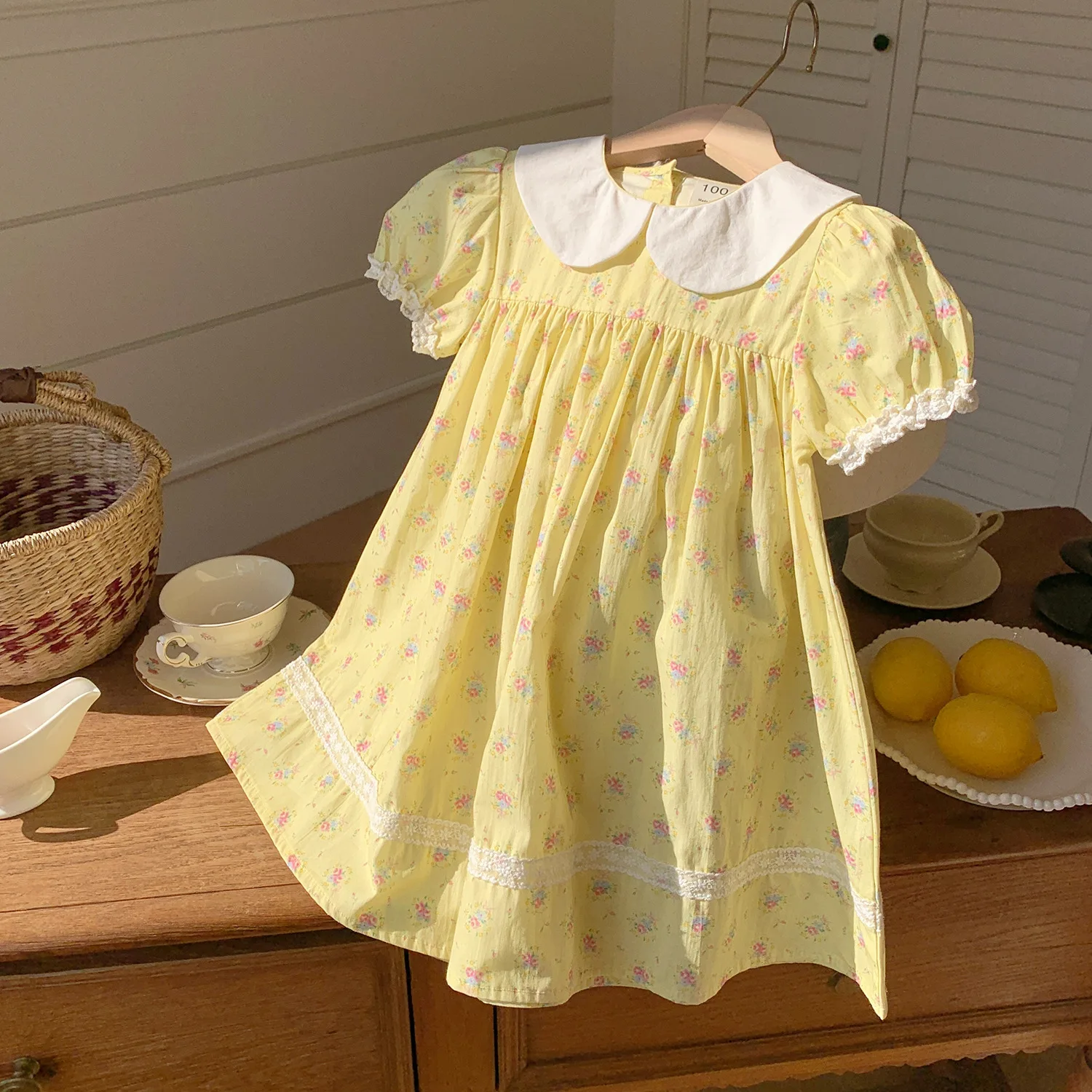 

Очаровательное платье с короткими рукавами для девочек, легкая модная оттенок с нежным цветочным принтом, большая белая кружевная юбка с воротником Питера Пэна для детей