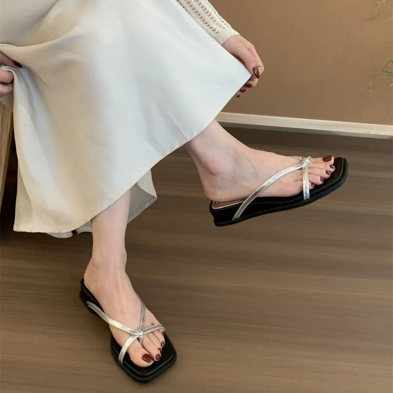 

Внутренняя тапочка на низком каблуке, женские модные нескользящие шлепанцы с квадратным носком и застежкой на носок, тонкий ремешок с перекрестным ремешком