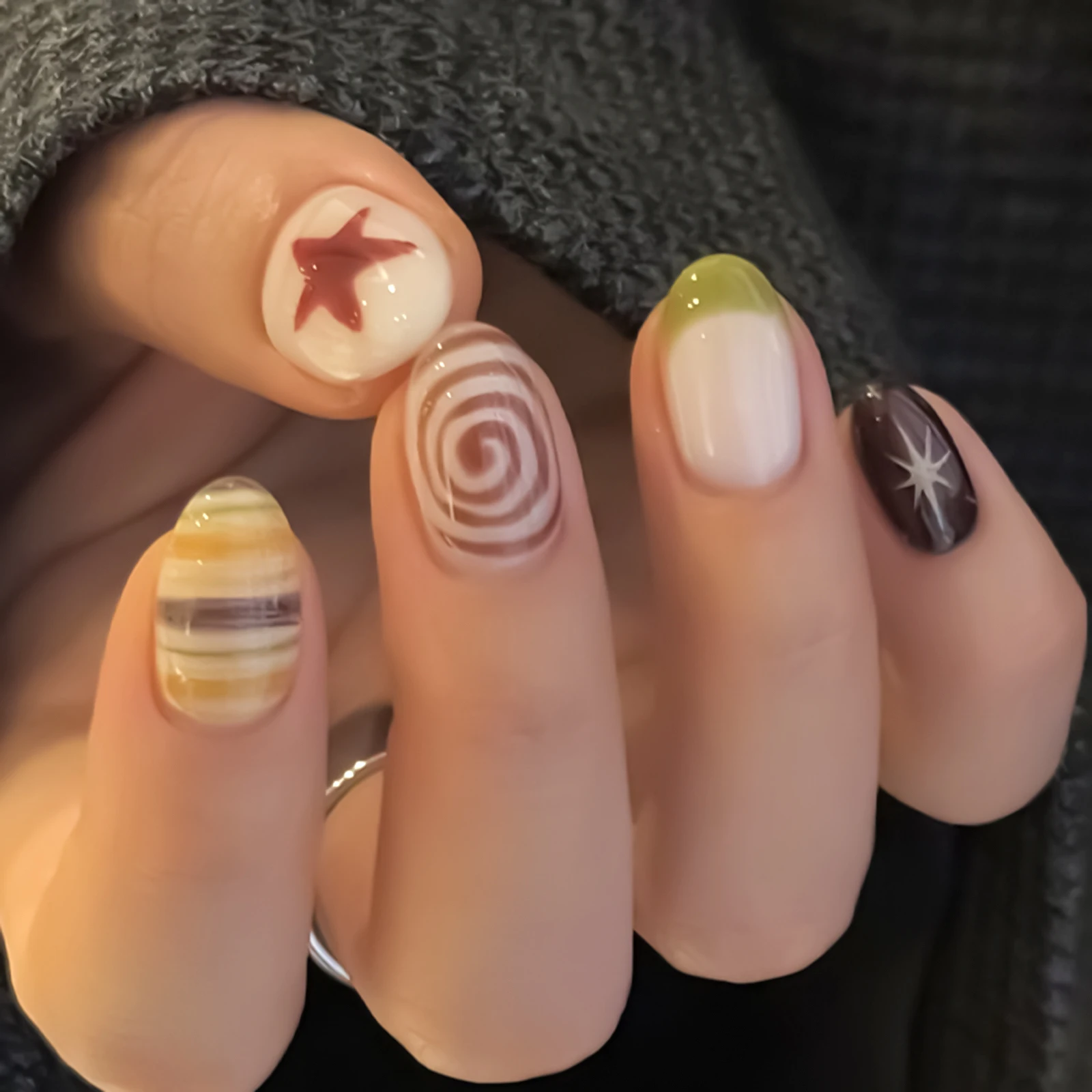 24 Stück handbemalte künstliche Nägel mit Sternen und Retro-Polka-Dots, zum Aufdrücken, tragbare Nagelspitzen für Frauen, für den täglichen Gebrauch