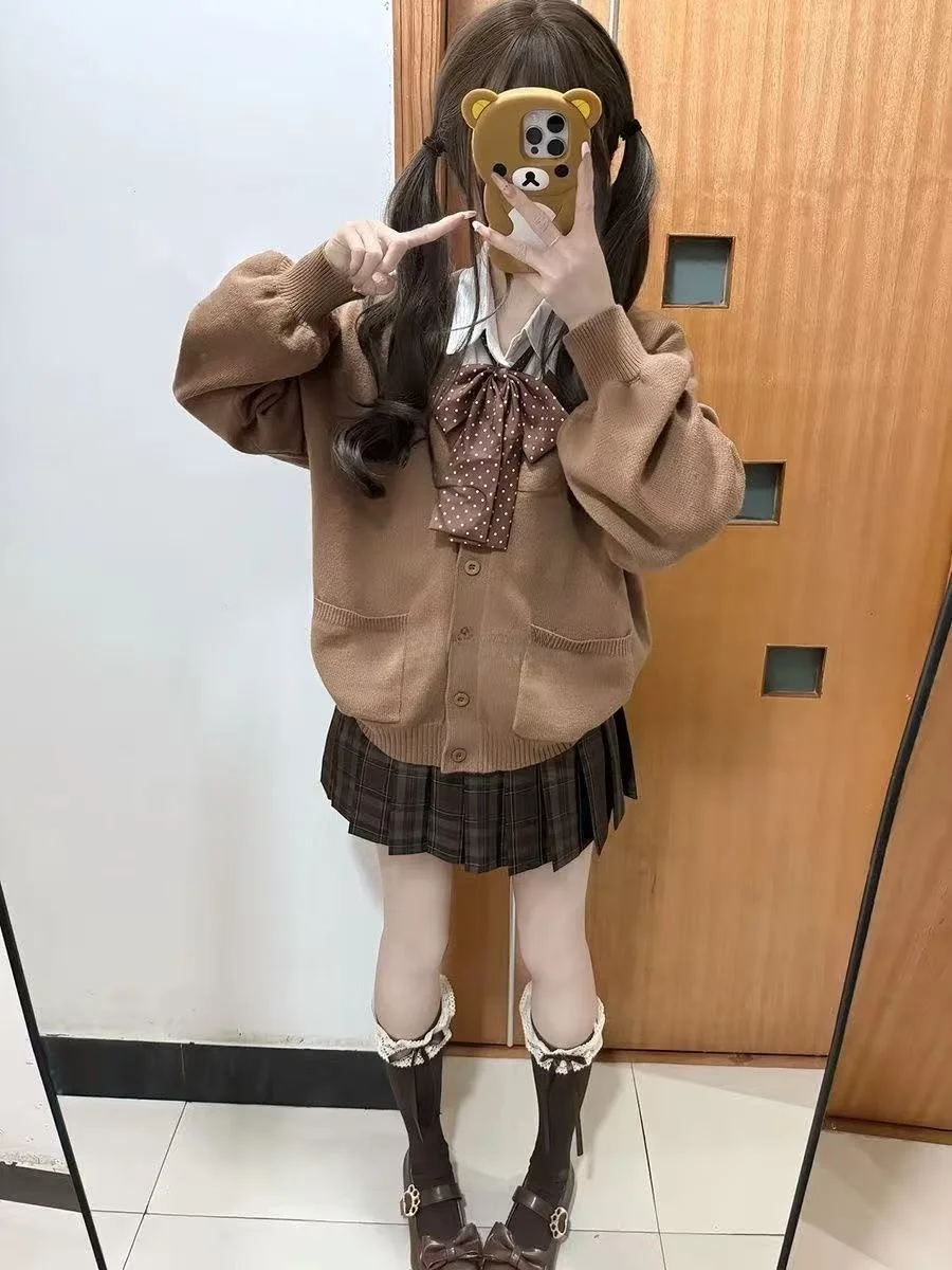 

Новый осенне-зимний комплект в стиле Soft Girl: вязаный свитер, кардиган с длинными рукавами и юбка в клетку цвета карамели в стиле JK.