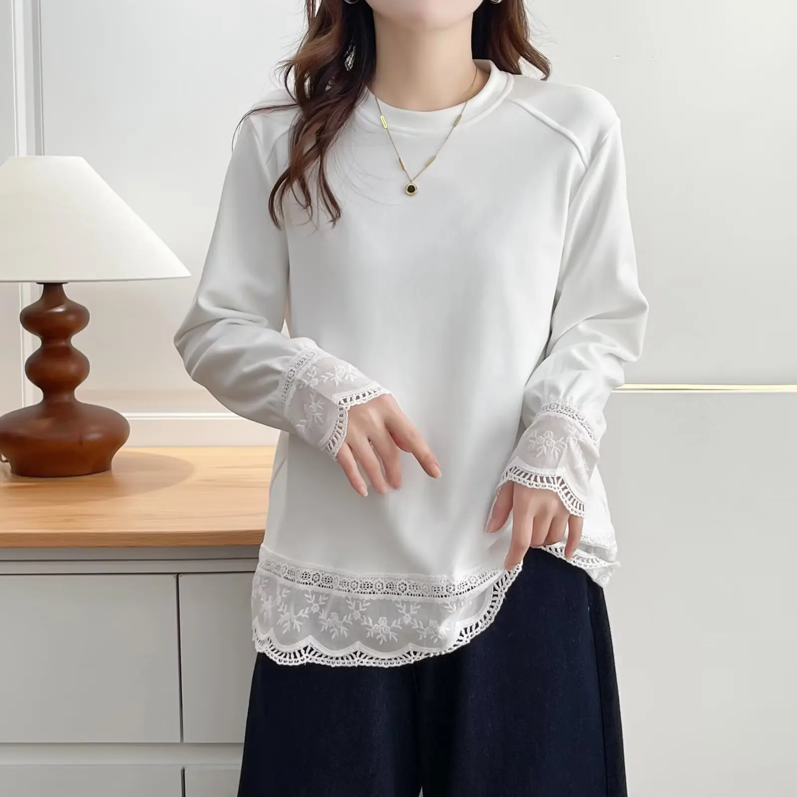 

XXXXL Модная женская одежда больших размеров, футболка, новый осенне-зимний стиль, повседневные кружевные лоскутные подол, бархатные теплые базовые топы 2535