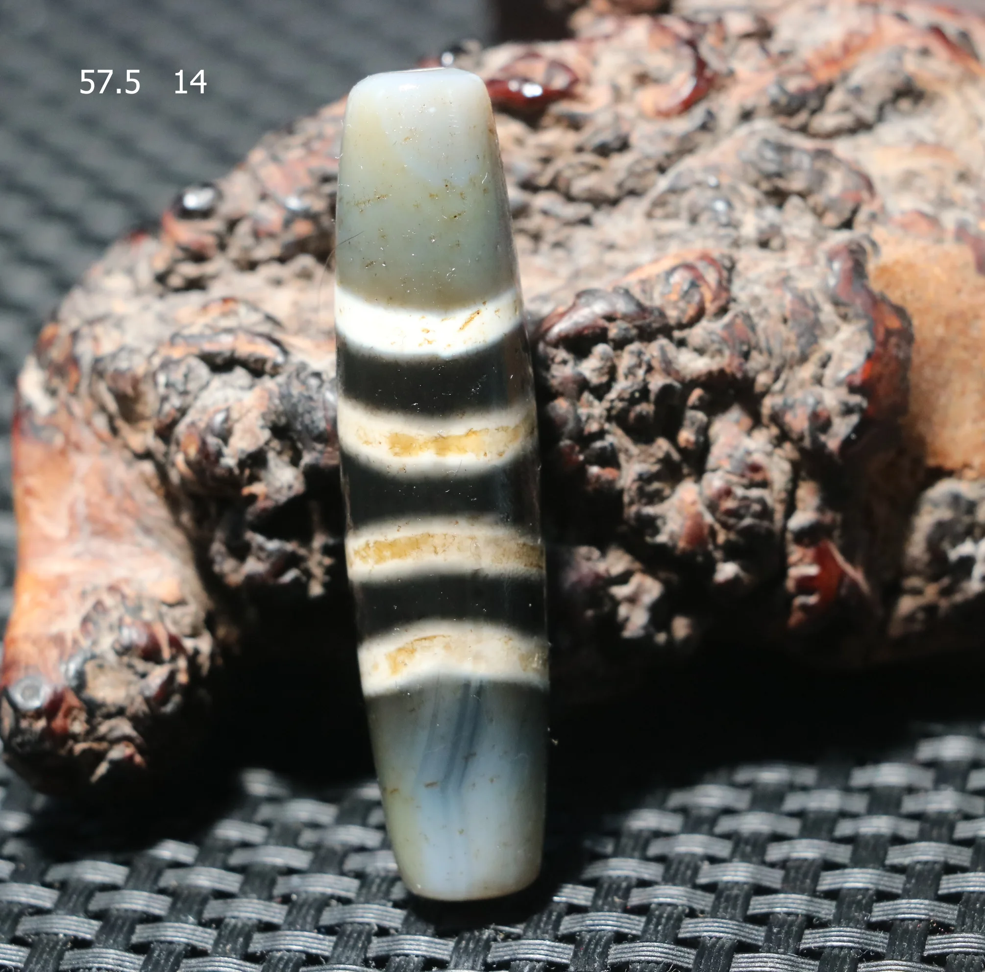 

WOJIACHANPINZUITEBIE Тибетский старый агат Тип линии Исцеляющая медицина dZi Подвеска из бисера Драгоценный камень Амулет Украшения с сокровищами 57,5:14MMS