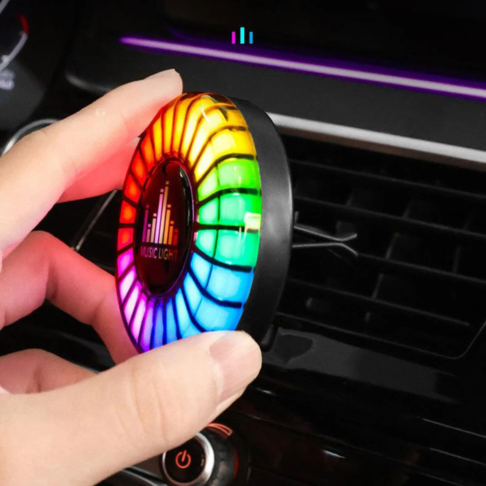 الإضاءة المحيطة التحكم الصوتي LED ضوء ديكور السيارة الداخلي المدمج في بطارية USB إمدادات الطاقة 24 وضع الإضاءة الديناميكية
