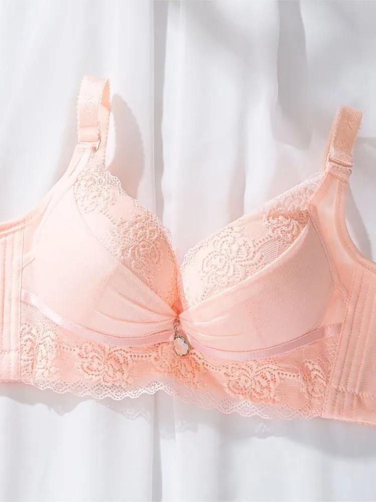 Gather up women\'s bras and bras without steel rings to prevent them from losing weight, making them comfortable and pure