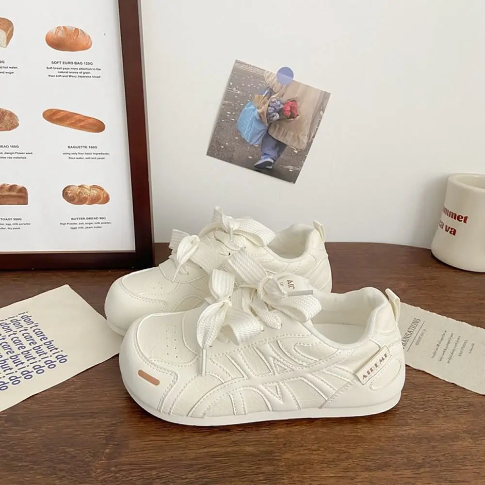 القبيح لطيف سميكة القاع تعزيز أحذية رياضية بيضاء المرأة خريف نمط جديد نفخة تنفس طالب المرأة حذاء مسطح قماش المواد