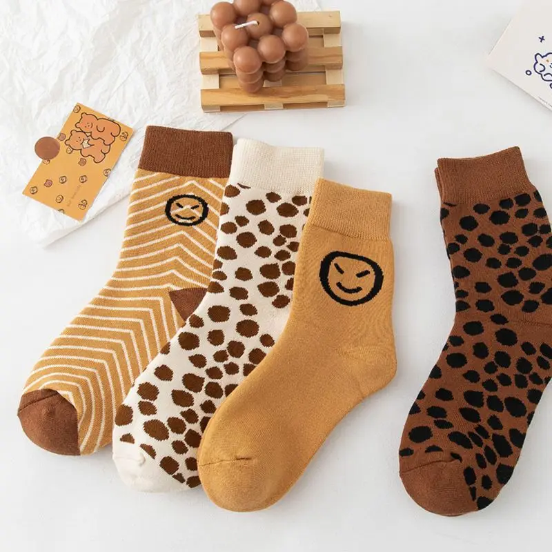 1/4 Paar Winter-Samt-verdickte, warme, geschlungene Handtuchsocken mit Leopardenmuster im College-Stil, lächelndes Gesicht, Damen-Mid-Tube-Socken