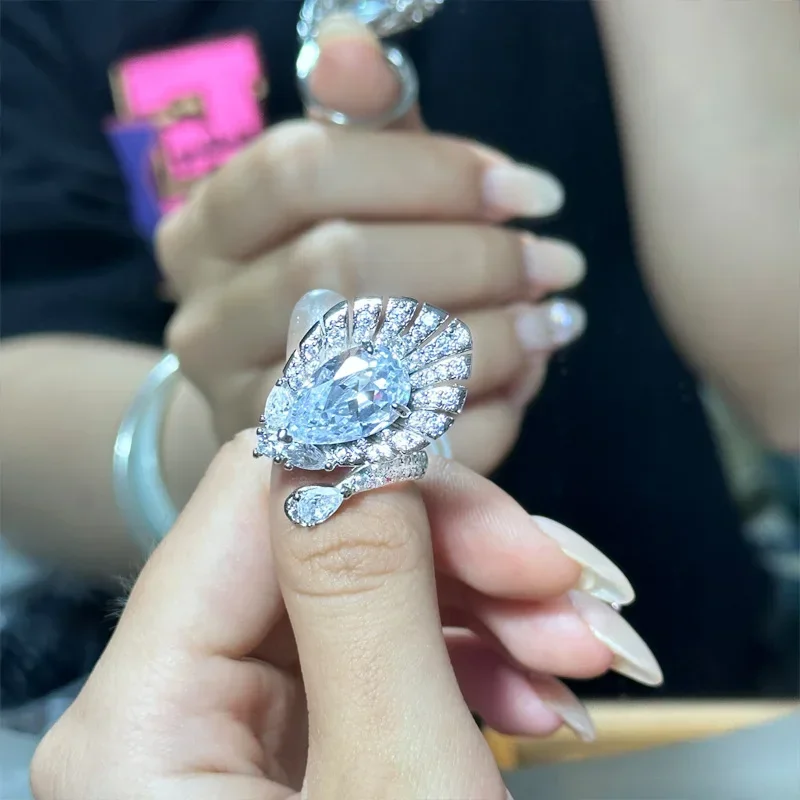 MDL Moissa! Counter de Hong Kong estilo itto, nuevo anillo con diseño de pluma de pavo real chapado en oro, apertura de 5 quilates, luz de lujo con vestidos de noche
