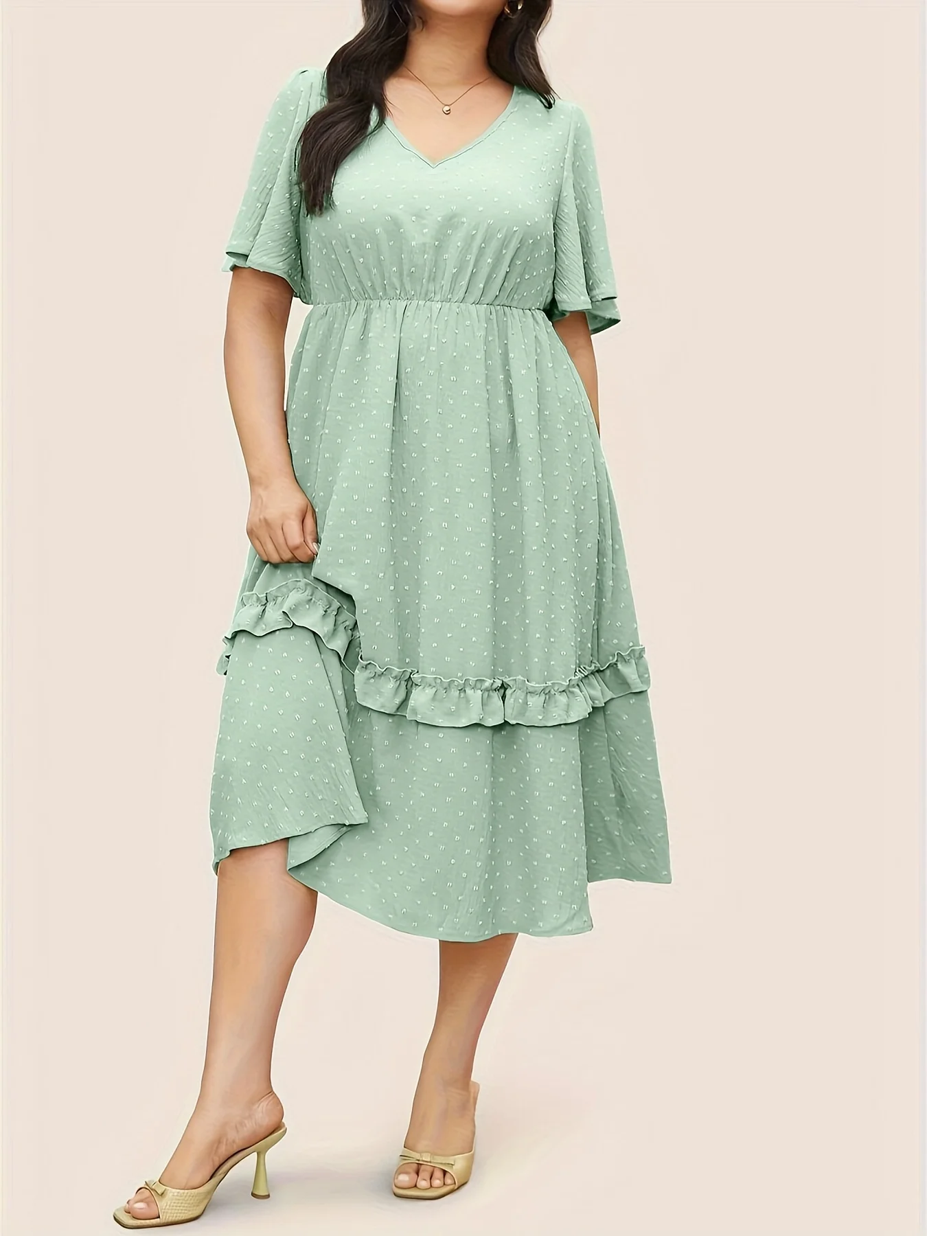 Plus-size spring/summer office commute Wear an elegant dress with pockets and a mint green color that looks cool and comfortable