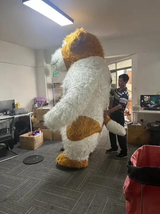 نفخ الكلب زي التميمة أبيض أصفر تضخم الكلب لطيف فروي تفجير وتتسابق لجميع القديسين عيد الميلاد يتوهم الدعائم الطرف