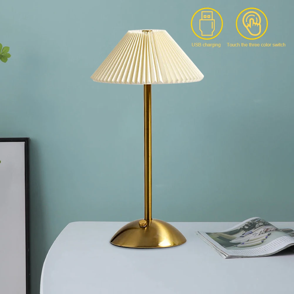 Lampada da comodino nordica con ricarica USB, lampada da atmosfera artistica, stile moderno con base in metallo per l'arredamento del soggiorno della camera da letto