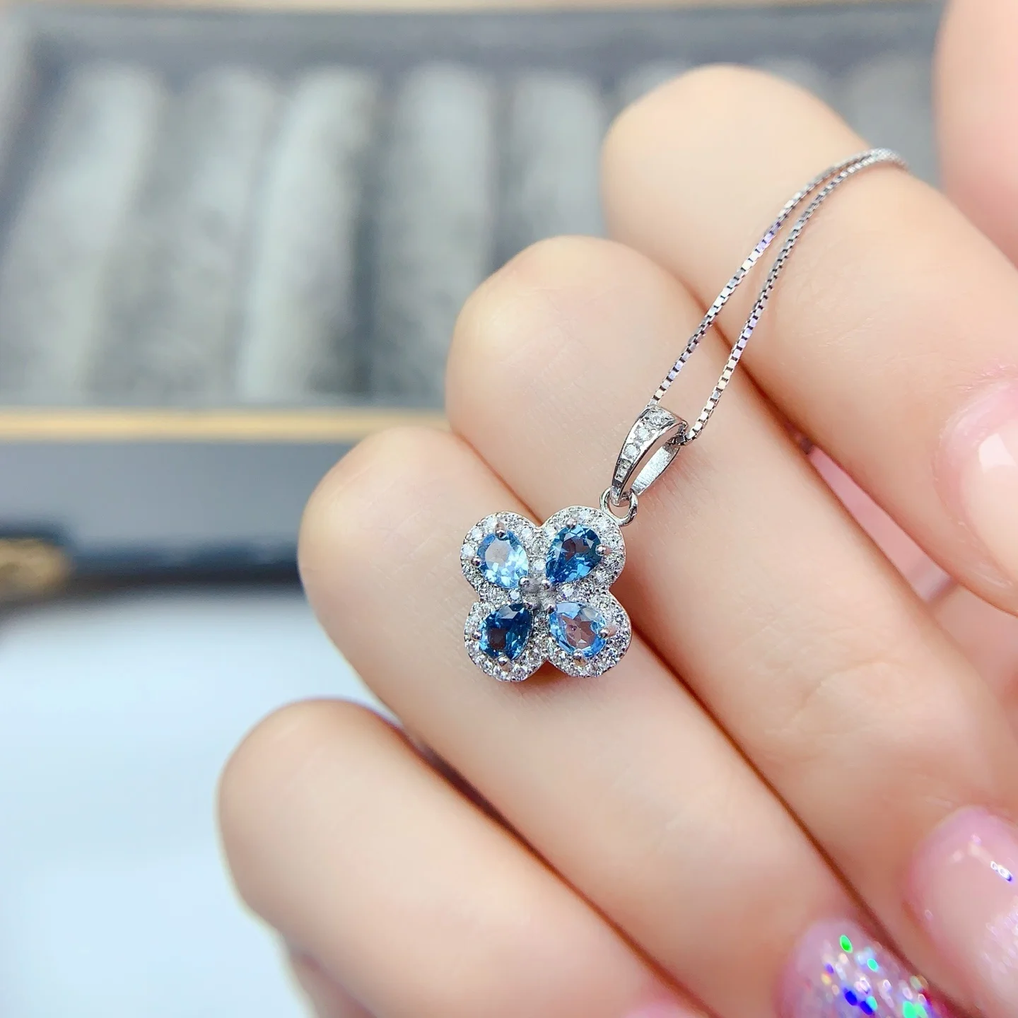 New 925 silver four-leaf clover pendant 3x4mm topaz, versatile, fashionable, light luxury, women's vintage exquisite