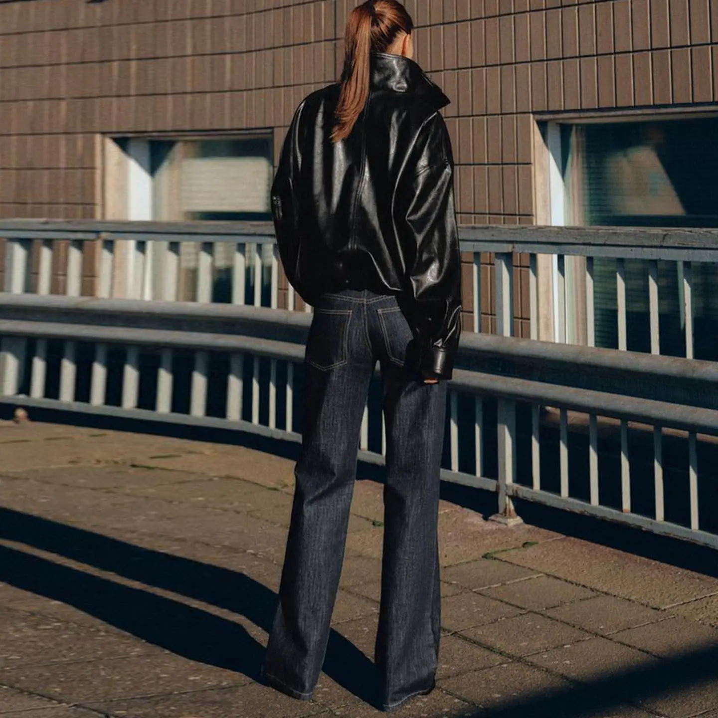 เสื้อโค้ทผู้หญิงแฟชั่นฤดูหนาว คอสูง แขนยาว ทรงหลวม สไตล์สตรีท  แบบมีซิป  วัสดุหนัง