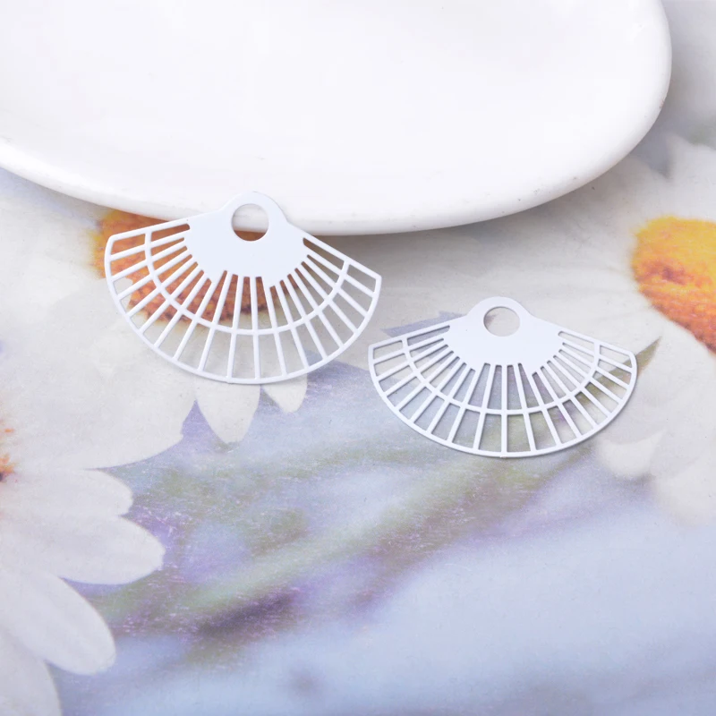 30 Stück AC15179 Messing-Schmuckanhänger, hellgoldene Blumen, bemalte Blumen, Anhänger, DIY-Accessoires für Damenohrringe – Detail 10