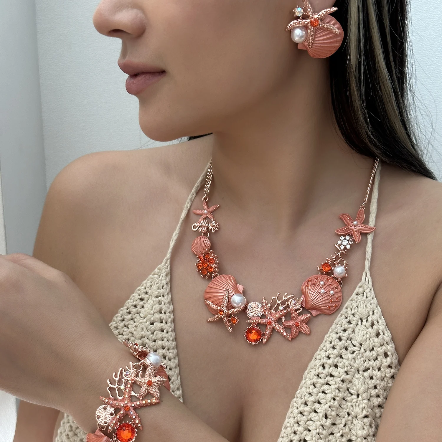 Sommerliches orangefarbenes Emaille-Schmuckset mit Seestern, Muschel und Koralle für Damen – Übertriebener Metall-Ozean-Charm-Schmuck als Geschenk – Detail 1