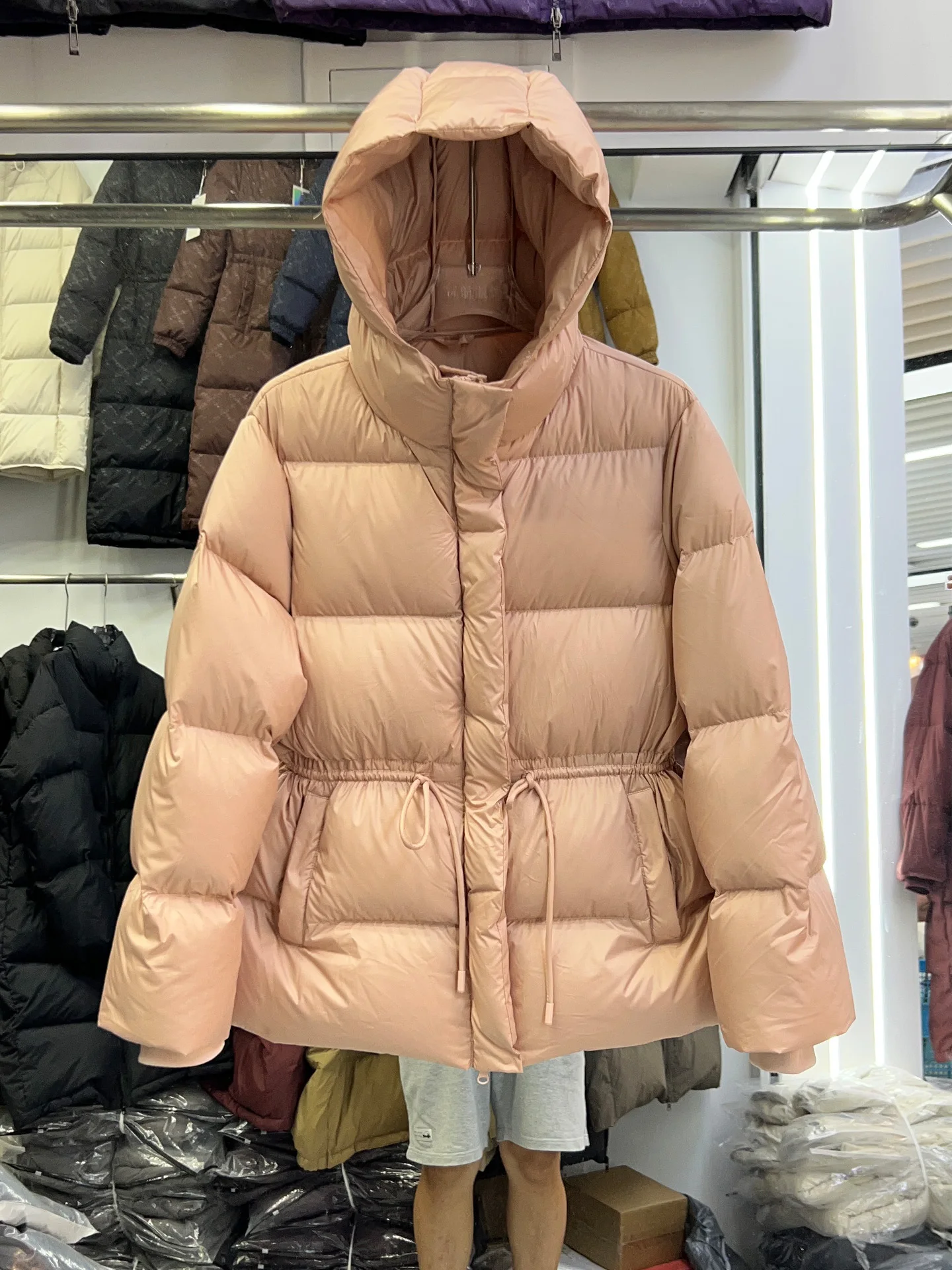Neue weiße Entendaunenjacke für Damen, mittellang, verdickter Schneeparka, Kordelzug, schlankmachende Puffer-Brotjacke mit Kapuze