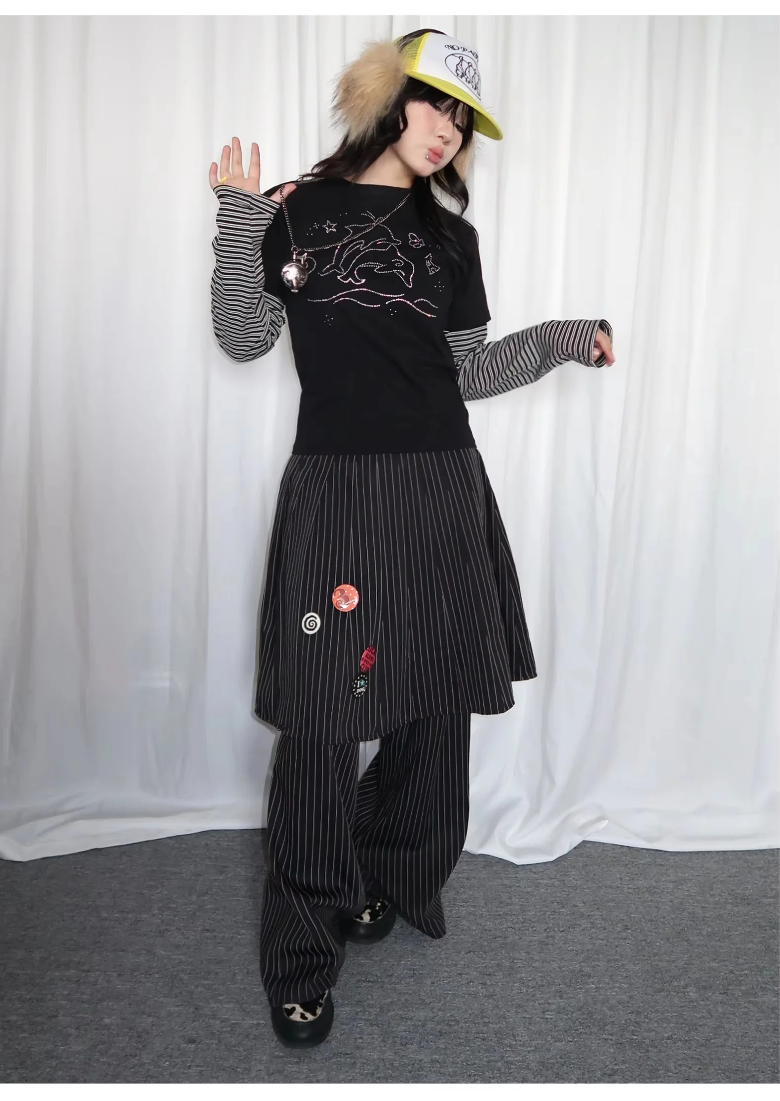 Damen Y2K Fake Zweiteiler Langarm-Oberteil mit Schwarz Gestreiften Ärmeln, Strass-Delfin-Print, Slim Fit, Süßes Alt-T-Shirt – Detail 7