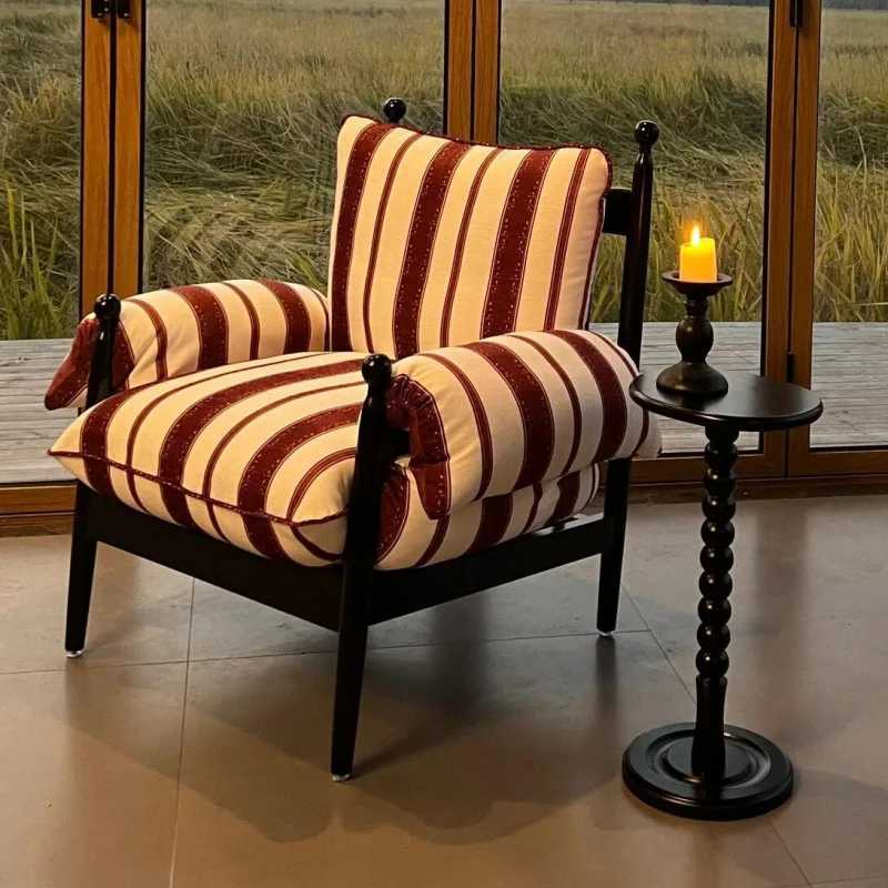 Lässiger Retro-Stuhl mit Rückenlehne